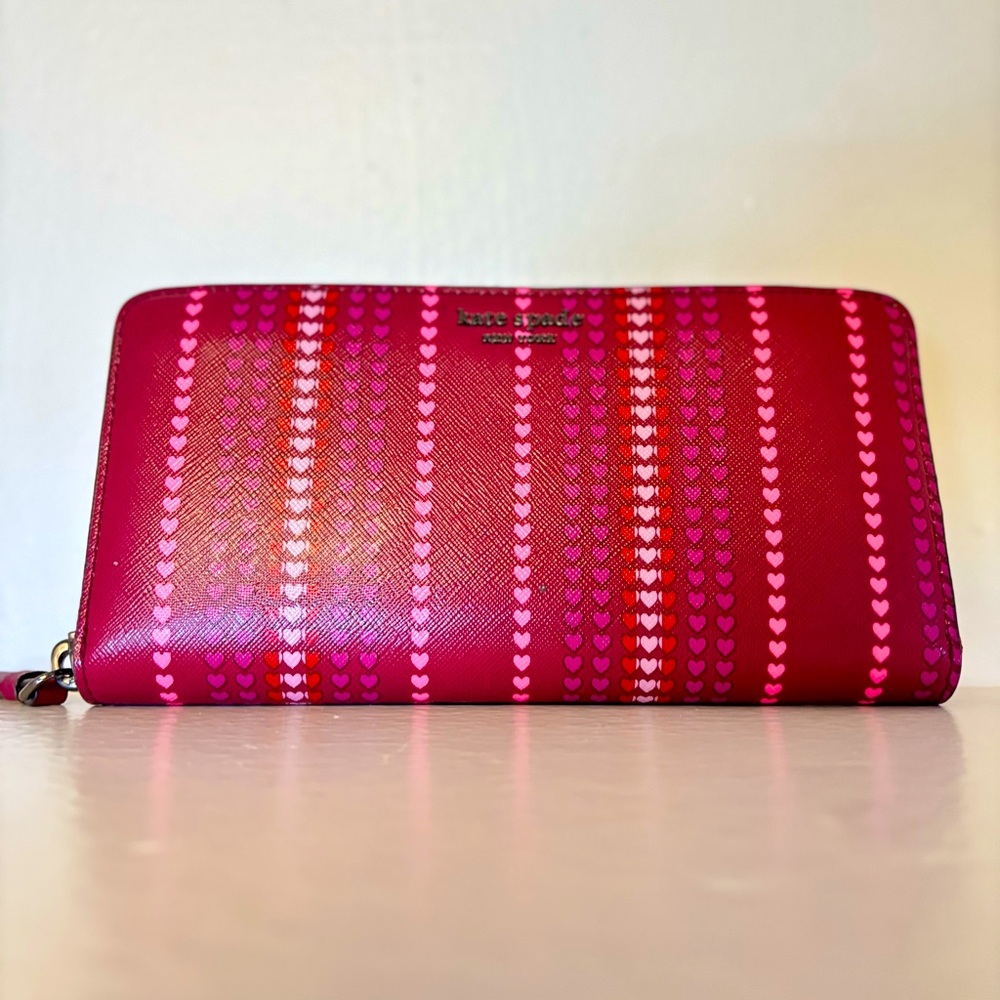 KATE SPADE HEARTS ZIPAROUND WALLET! Just in time for Valentines! 💌 LIKE NEW!!